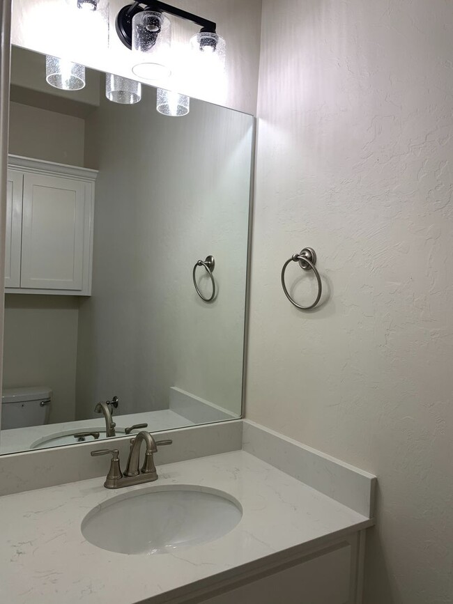 Building Photo - 3 bed, 2.5 bath home in sought after gated...