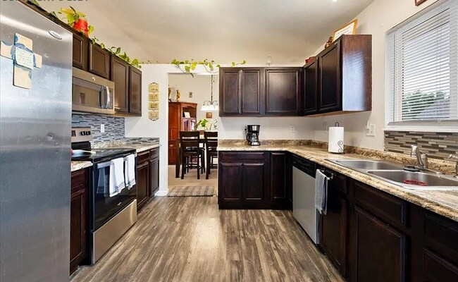 Foto del edificio - Spacious 5-Bedroom Home with Bonus Entertainment Room & Low-Maintenance Yard