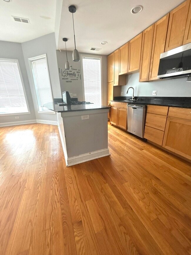 Building Photo - 5837 S Calumet Ave
