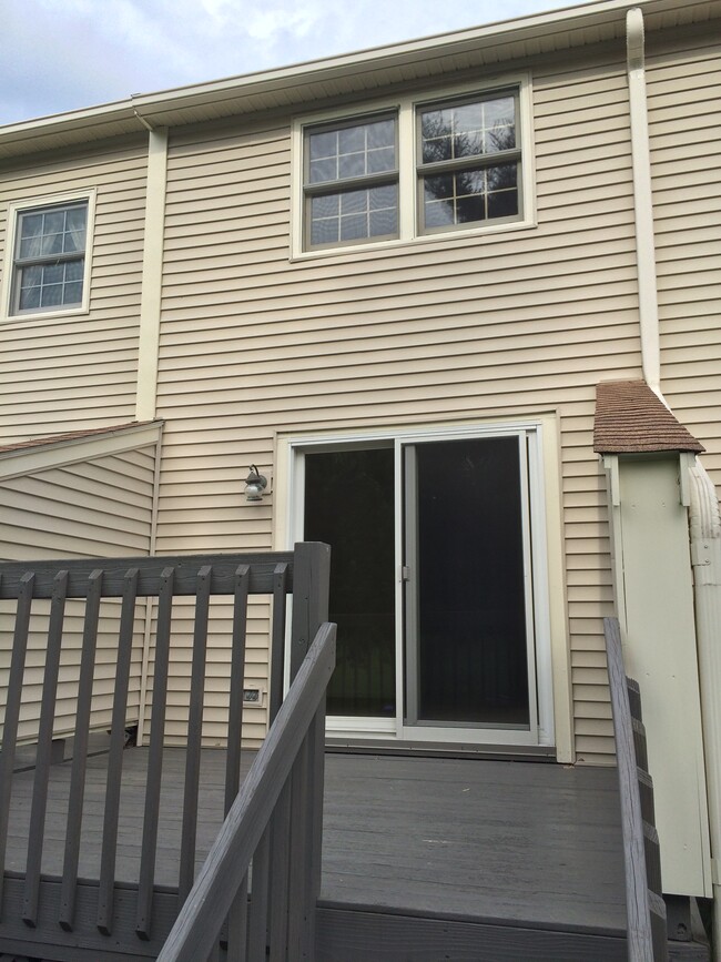 Building Photo - 525 Fox Hollow Dr