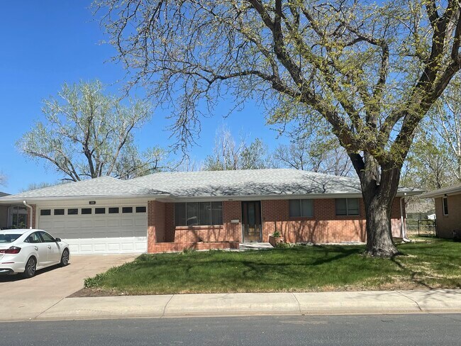 Building Photo - 304 Cherry St