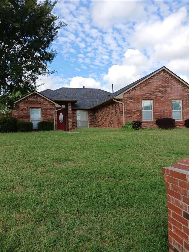 21 NE Summerwood Dr, Elgin, OK 73538 House Rental in Elgin, OK