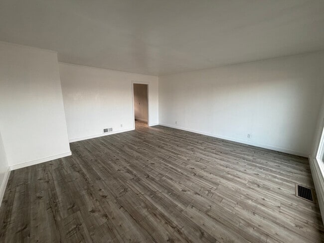 Foto del edificio - Spacious 3-Bedroom with City Views