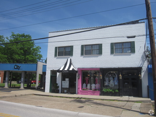 Front view of the building - 1006 Bridge Rd