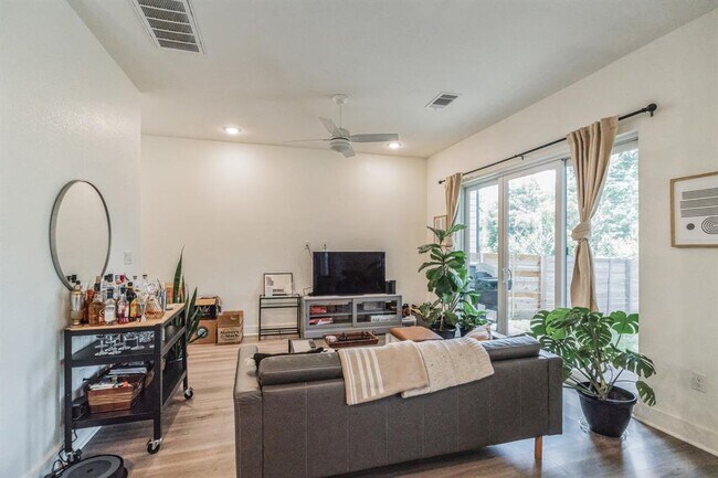 Foto del edificio - 5816 Sutherlin Rd