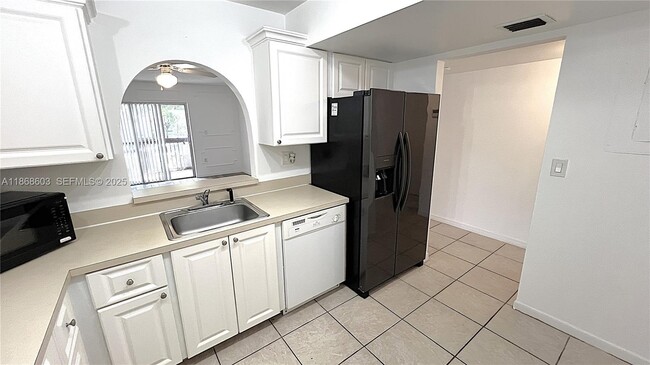 Foto del edificio - 711 N Pine Island Rd