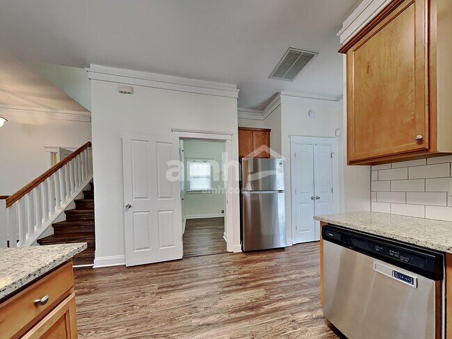 Building Photo - 206 Hydrangea St