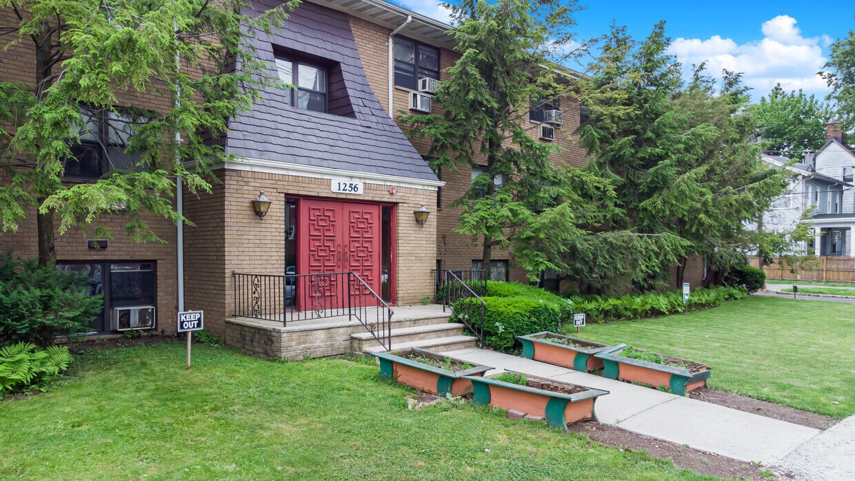Building Photo - 1256 Waverly Plz