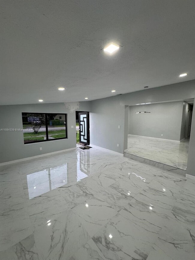 Building Photo - 4120 SW 31st Dr