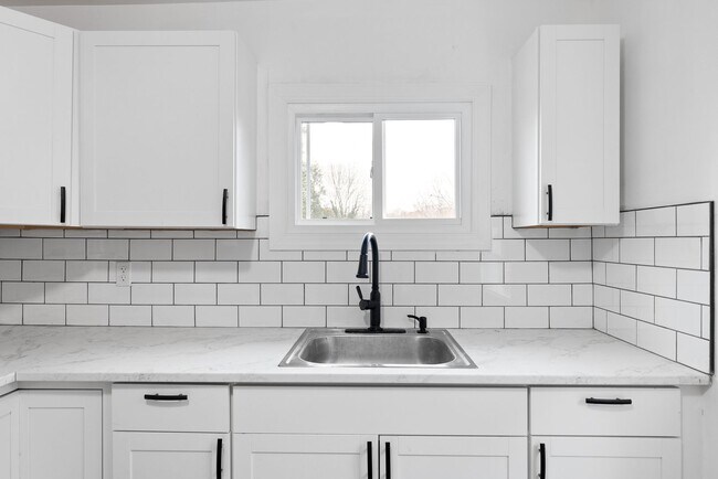 Building Photo - 4 Adele St