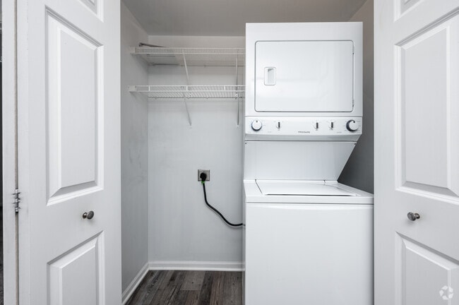 2BR, 2BA - 750SF - Laundry - State Street Commons