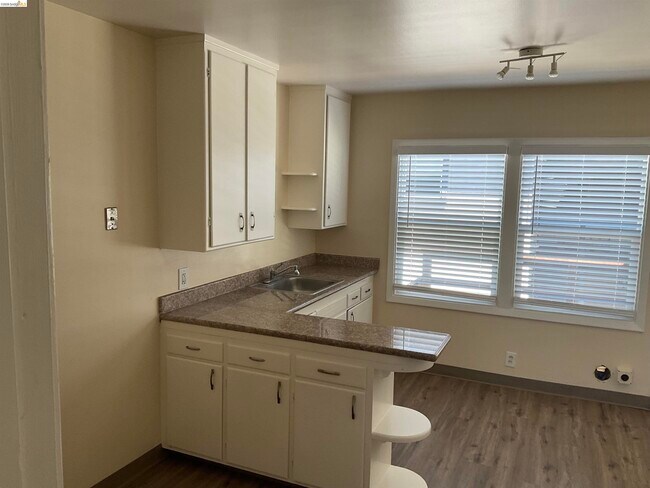 Foto del edificio - 510 McLaughlin St