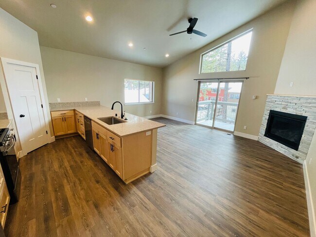 Foto del edificio - 3 bed 2 bath 1 car garage townhouse in Sou...