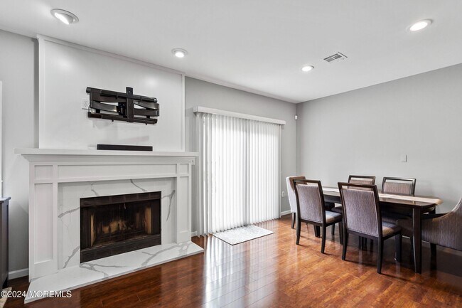 Building Photo - 211 Pear Dr