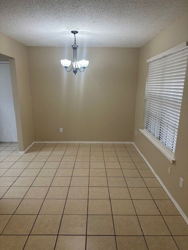 Building Photo - Charming 2 Bedroom, 2 Bathroom Duplex Near Lakeline Mall!