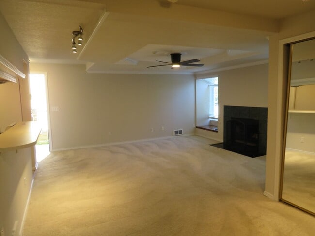 Building Photo - Redmond Downtown Charming 530 sf Studio $ 1695.00 includes parking