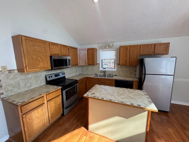 Building Photo - 175 Deer Dr