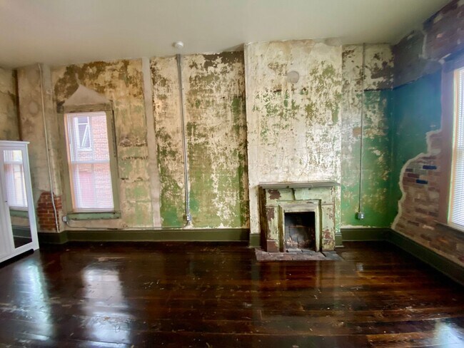 Building Photo - Unique Downtown Studio Apartment