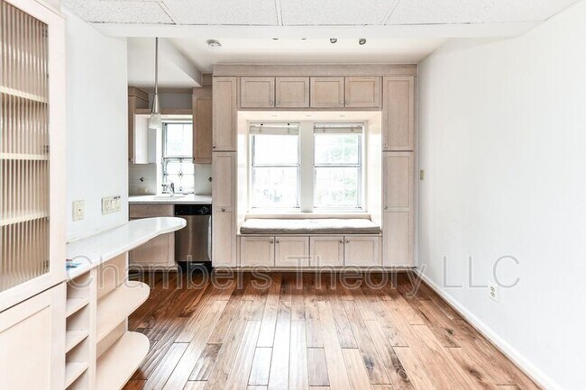 Foto del edificio - 1733 Queens Ln