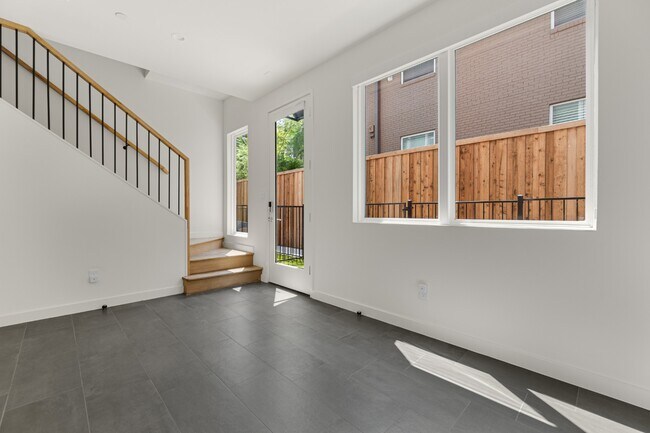Foto del edificio - Newer 2 bedroom, office, and fenced yard townhome in Lakewood!