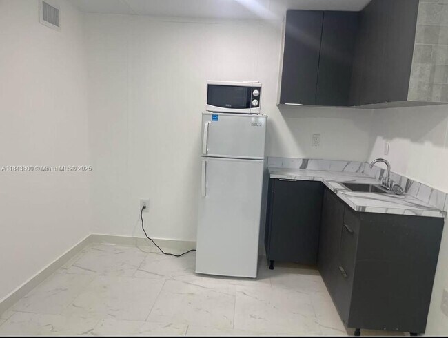 Foto del edificio - 3501 NW 182nd St
