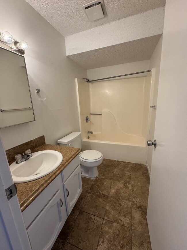 Foto del edificio - "Cozy 2-Bed Oasis in Wichita - Spacious 850 Sq. Ft. Living!"