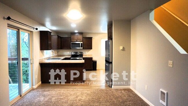 Building Photo - 4 Bedroom Home Nestled between Bremerton a...