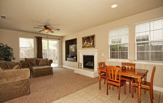 Building Photo - Woodlake Village Gated: 3 Bedroom, 2 Bathr...