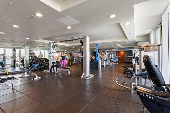 Foto del edificio - 7910 Harbor Island Dr