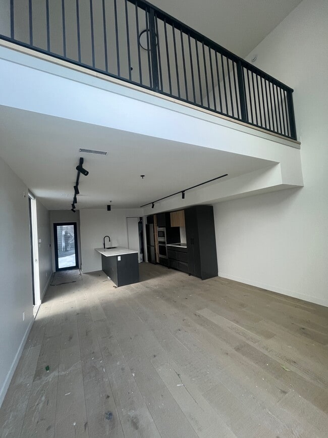 Building Photo - 238-238 Wellington Crescent