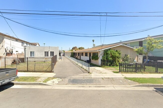 Building Photo - 1551 Plaza del Amo