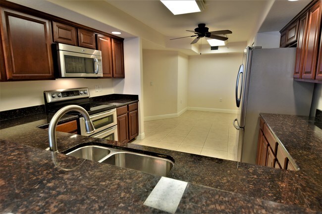 Building Photo - 551 Casa Bella Dr