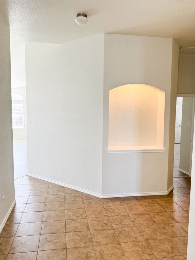 Foto del edificio - Charming well-maintained 4-bedroom, 2-bath home tucked in a quiet cul-de-sac just minutes from Fo...