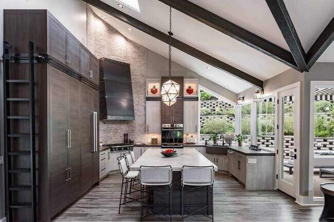 Foto del edificio - Stunning 4-Bedroom, 4-Bathroom Luxury Home...