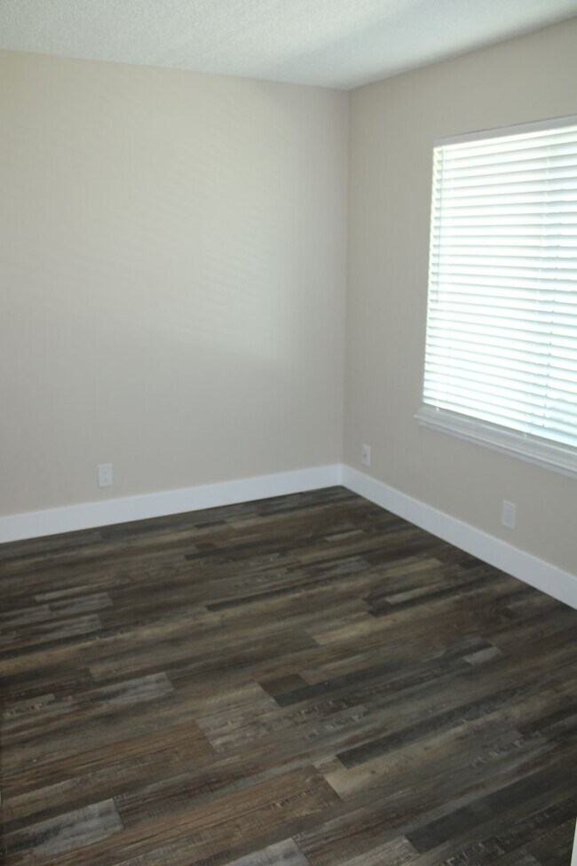 Foto del edificio - Updated 4 bedroom, 1 1/2 bathroom Townhome...