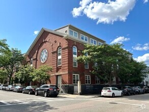 Building Photo - 616 E 4th St