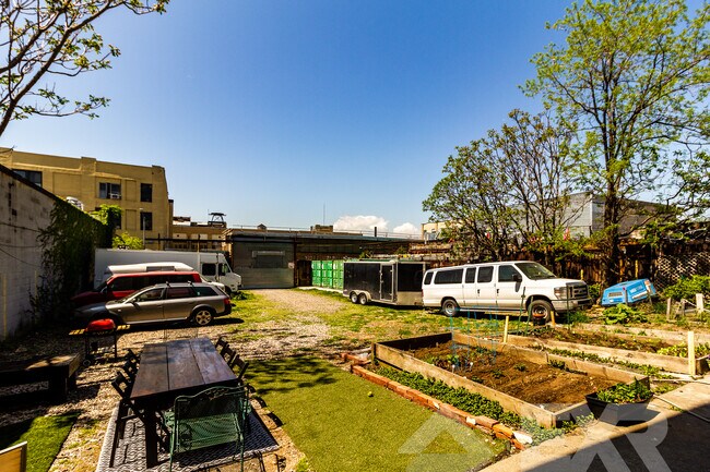 Foto del edificio - 385 Troutman St