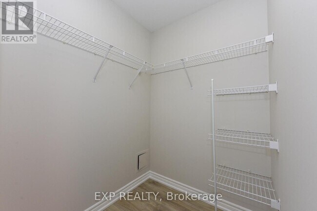 Photo du bâtiment - 388 Prince of Wales Dr