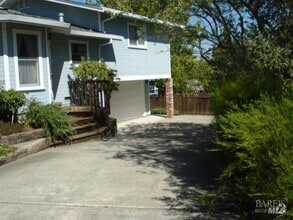 Building Photo - 510 Wellington Way