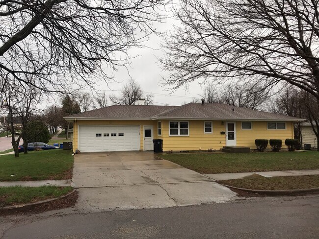 Building Photo - Large 5 bed 3 bath family home with two separate kitchens! Close to Augustana!