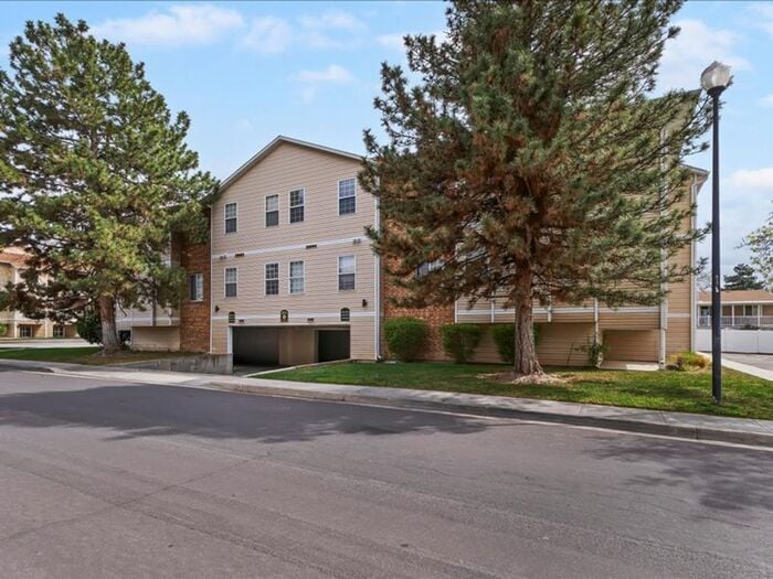 SANDY 2 BED 2 BATH CONDO, small pet OK - SANDY  2 BED 2 BATH CONDO, small pet OK