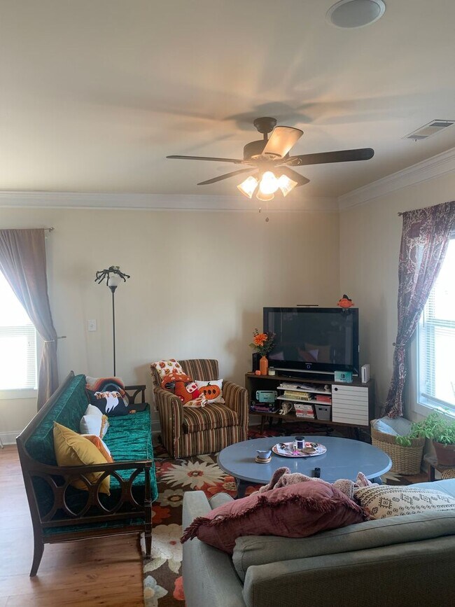 Building Photo - Cute 4 Bedroom Near Downtown for Pre-Lease