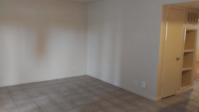 Building Photo - 2067 E Shaw Ave