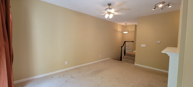 Building Photo - 2 Bed/ 2.5 Bath Townhouse