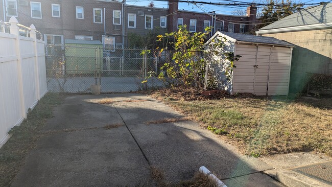 Backyard w parking - 7622 170th St