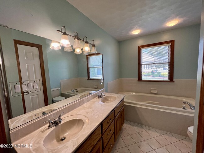 Building Photo - 112 Cottonwood Dr