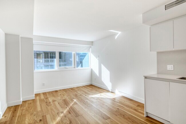 Building Photo - 3460 Rue Peel