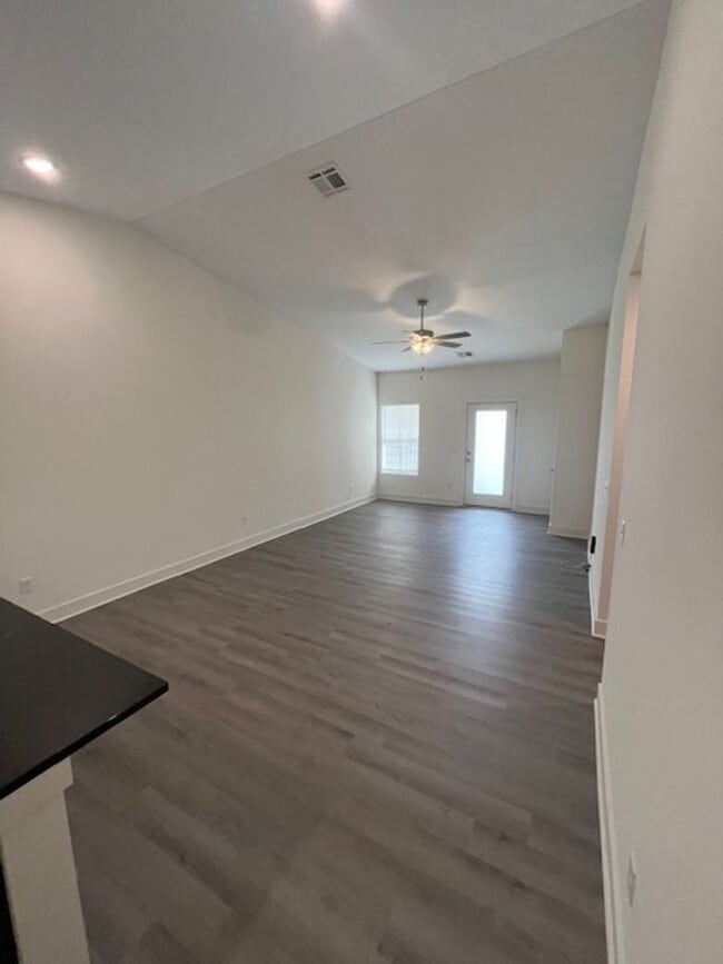 Building Photo - Beautiful 3-Bedroom Family Home for Rent in Fox Run!