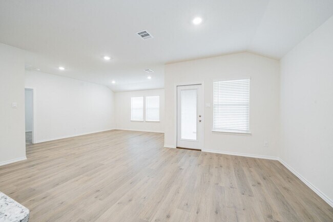 Building Photo - 2110 Thornton Dr