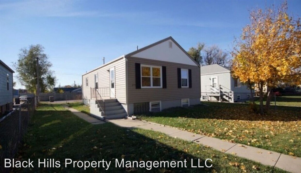 Primary Photo - 2 br, 1 bath Apartment - 215 E Monroe St